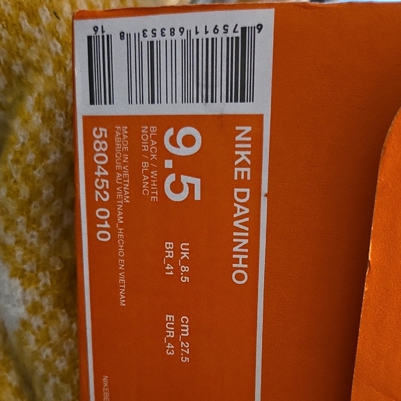 Nike Davinho Black and White Sneaker - Picture 12 of 12